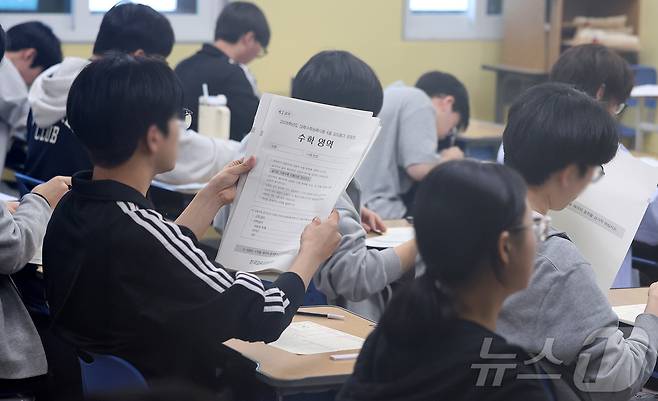재수생들이 2026학년도 대학수학능력시험 6월 평가원 모의고사 시행일인 4일 오전 서울 양천구 종로학원 고사실에서 시험지를 배부받고 있다. (공동취재) /뉴스1 ⓒ News1 이승배 기자