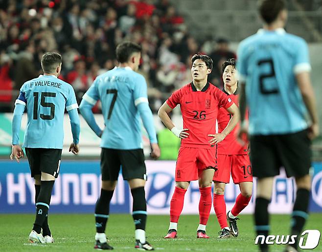 오현규가 28일 오후 마포구 상암동 서울월드컵경기장에서 열린 축구 국가대표 평가전 대한민국과 우루과이의 경기 후반전 골을 넣은 뒤 판정을 기다리고 있다. 2023.3.28/뉴스1 ⓒ News1 박정호 기자