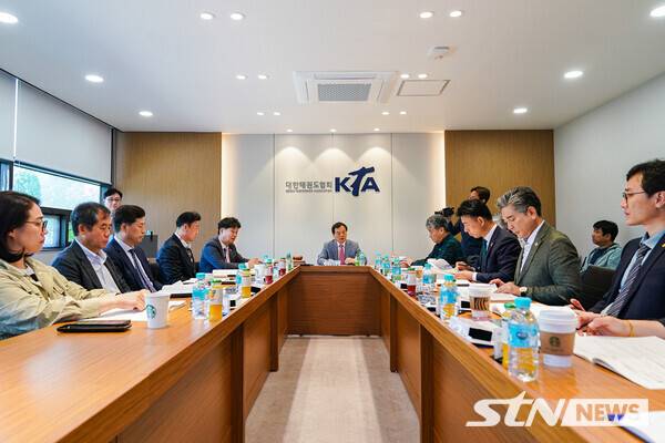 지난달 14일 대한태권도협회(KTA) 사무국 회의실에서 열린 '2025년도 제1차 이사회'에서 양진방 회장(윗 줄 중앙)이 모두 발언을 하고 있다./ 사진┃협회 제공.