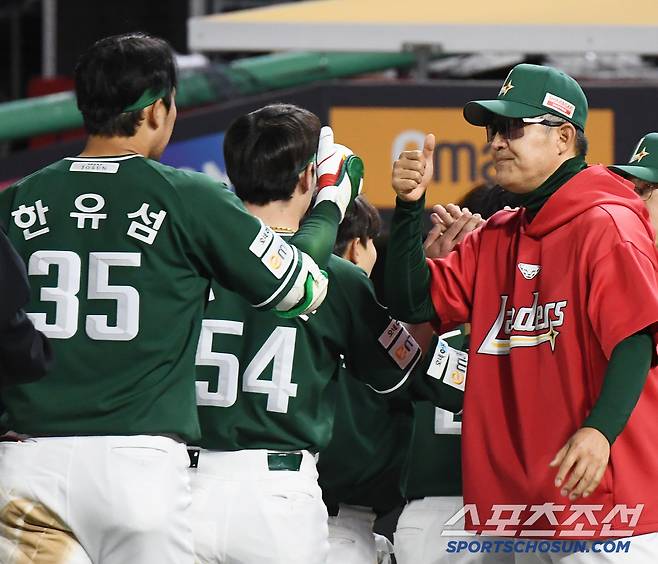 24일 인천 SSG랜더스필드에서 열린 LG-SSG전. 9회말 1사 1, 2루 한유섬이 끝내기 안타를 쳤다. 이숭용 감독이 한유섬을 맞이하고 있다. 인천=정재근 기자 cjg@sportschosun.com/2025.5.24/