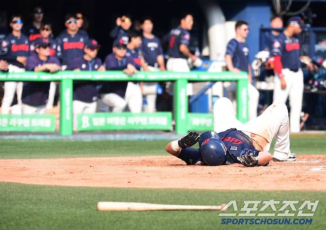 8일 잠실구장에서 열린 두산과 롯데의 경기. 2회초 2사 2루. 정보근의 안타 때 정훈이 홈으로 쇄도했으나 태그아웃을 당했다. 아쉬워하는 정훈. 잠실=송정헌 기자songs@sportschosun.com/2025.06.08/