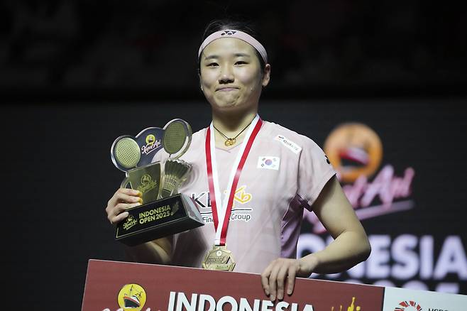South Korea's An Se Young, right, celebrates on the podium with her trophy after defeating China's Wang Zhiyi in their women's singles final match at the Indonesia Open badminton tournament at Istora Stadium in Jakarta, Indonesia, Sunday, June 8, 2025. (AP Photo/Achmad Ibrahim)<저작권자(c) 연합뉴스, 무단 전재-재배포, AI 학습 및 활용 금지>