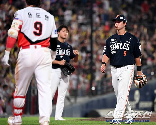 끝내기의 기쁨을 만끽하는 KIA 선수단을 지나