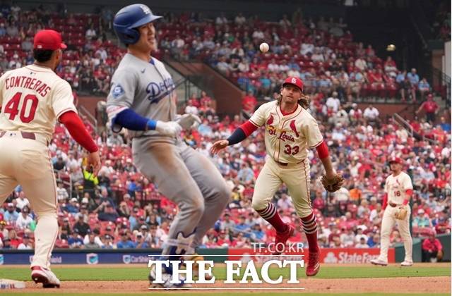 부상에서 돌아온 LA 다저스 김혜성이 8일 세인트루이스 카디널스와 원정경기 7회초 절묘한 내야안타로 1루에 안착하고 있다./세인트루이스=AP.뉴시스