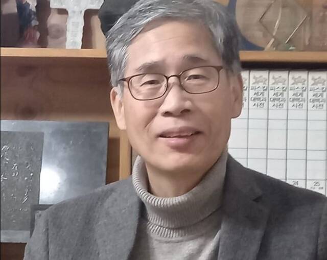 신평 변호사가 제21대 대선에서 국민의힘이 패배한 원인을 분석하며 "실로 코미디 프로그램의 '봉숭아 학당'을 방불케했다"고 비판했다. /신평 변호사 페이스북