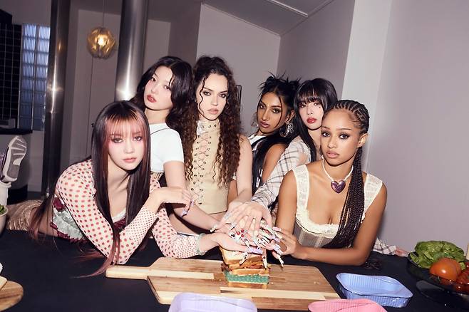 하이브의 다국적 그룹 ‘캣츠아이’(KATSEYE) 멤버들. 왼쪽부터 메간, 윤채, 다니엘라, 라라, 소피아, 마농. /뉴스1