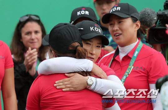 여자 골프 국가대표팀이 2016년 리우데자네이루 올림픽에서 우승한 순간 박세리 감독이 박인비 등 한국 출전 선수들과 포옹을 나누며 눈시울을 붉히고 있다. 2016.8.20 /조선일보DB