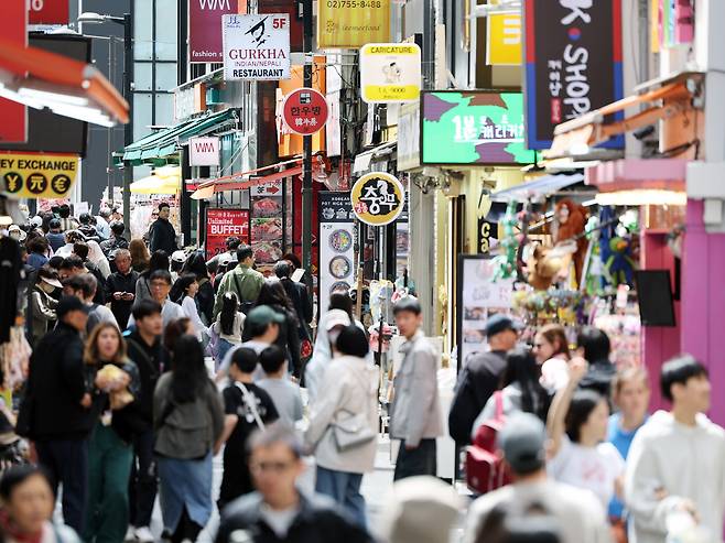 지난 5월 30일 서울 중구 명동거리가 외국인 관광객과 시민들로 북적이고 있다. /뉴스1