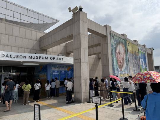 '불멸의 화가 반 고흐 in 대전' 전시 종료가 2주 앞으로 다가온 8일 오전, 전시 시작 전부터 미술관 앞에서 관람객들이 줄을 서서 기다리고 있다. 황희정 기자