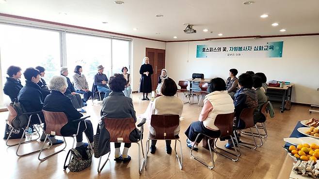 갈바리의원에는 70여명의 자원봉사자가 힘을 보태고 있다. 자원봉사자 교육 장면. 갈바리의원 제공