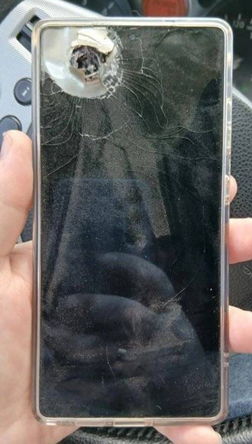 러시아와 전쟁 중인 우크라이나의 한 병사가 삼성전자의 스마트폰으로 포격의 파편을 피했다며 공개한 사진. ⓒ뉴시스