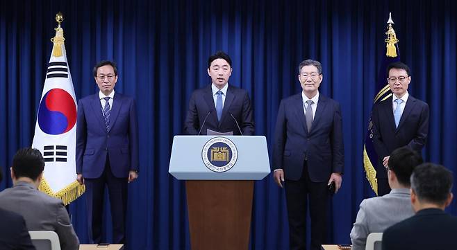 강훈식 대통령 비서실장이 8일 서울 용산구 대통령실 청사에서 수석급 인선 발표를 하고 있다. 이재명 대통령은 대통령실 정무수석비서관에 우상호 전 더불어민주당 의원을, 민정수석비서관과 홍보수석비서관에 오광수 대륙아주 변호사와 이규연 전 JTBC 대표를 임명했다고 강 비서실장이 이날 브리핑을 통해 밝혔다. 왼쪽부터 우상호 전 의원, 강훈식 비서실장, 오광수 변호사, 이규연 전 JTBC 대표. 2025.6.8. 뉴스1