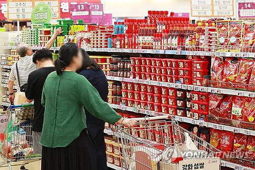 사진은 1일 서울의 한 대형마트에서 장을 보는 시민들의 모습. 연합뉴스