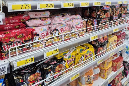 사우디아라비아 담맘지역의 한 대형마트 라면코너에 놓인 '불닭볶음면'. 현지에서도 K-푸드의 인기가 느껴졌다. 사진=강승구 기자