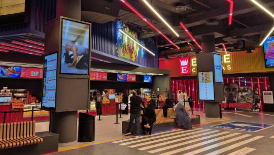 사우디아라비아 담맘지역에 위치한 한 영화관 사우디 현지인들이 주문한 음식을 기다리는 중이다. 사진=강승구 기자