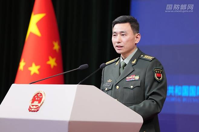 도널드 트럼프 미국 대통령이 미국 본토를 보호하기 위한 차세대 방공시스템 '골든 돔' 구축 계획을 공식 발표한 가운데, 지난달 30일 중국 국방부가 이를 강력히 비판하며 우주 군비 경쟁을 초래할 수 있다고 경고했다. 장샤오강 중국 국방부 대변인이 정례브리핑 중인 모습. 뉴시스