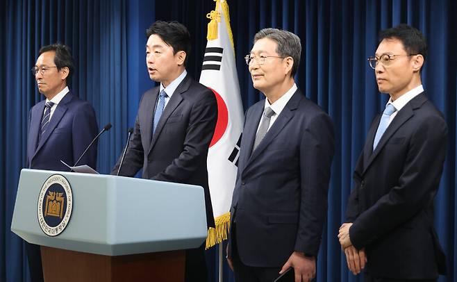 강훈식 대통령 비서실장이 8일 용산 대통령실에서 정무·홍보·민정 수석 인선을 발표하고 있다. 왼쪽부터 우상호 정무수석, 강 비서실장, 오광수 민정수석, 이규연 홍보소통수석. 연합뉴스