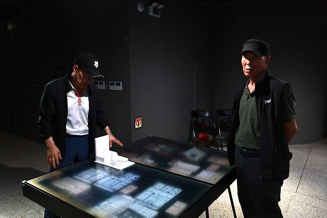 납북 귀환 어부 김승호(왼쪽, 가명)씨와 전두조씨가 지난달 28일 오전 옛 남영동 대공분실의 현장을 보존한 민주화운동기념관 4층 전시실을 둘러보고 있다. 민주화운동기념관은 오는 10일 정식 개관한다. 정용일 선임기자 yongil@hani.co.kr