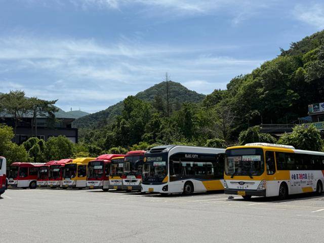 광주 버스노조가 준법투쟁에 돌입한 지 사흘째인 8일 동구 무등산 증심사역 인근 차고지에 시내버스들이 세워져 있다. 광주=뉴스1