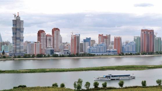 평양 대동강변의 미래과학자거리에 들어선 초고층 아파트. 중앙포토