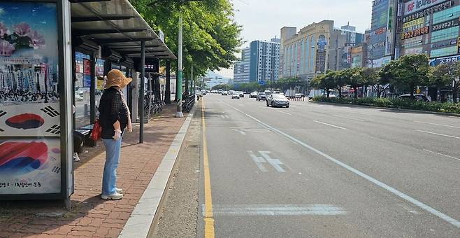 울산 시내버스 노조가 파업에 들어간 첫날인 지난 7일 오전 울산 중구 병영사거리 인근 버스정류장에서 시민들이 버스를 기다리는 모습. /연합뉴스