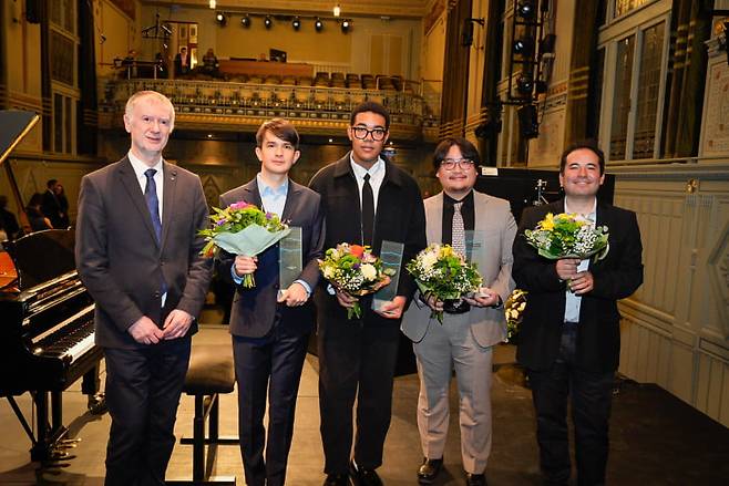 지난해 11월 헝가리 부다페스트에서 열린 바르토크 국제 콩쿠르에서 우승한 이하느리(가운데). / 사진출처. 바르토크 국제 콩쿠르