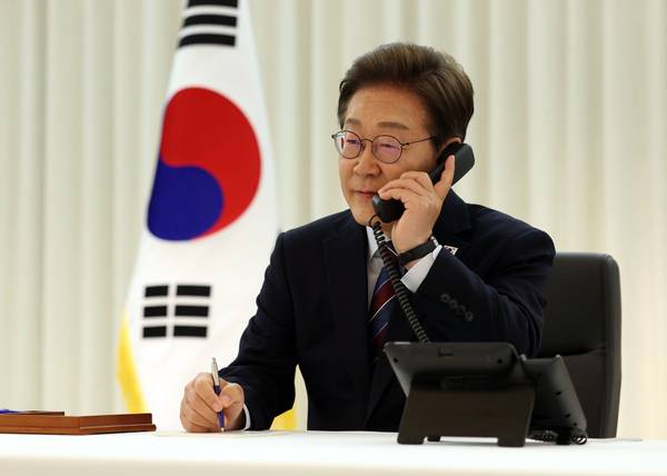 이재명 대통령이 지난 6일 저녁 서울 한남동 관저에서 도널드 트럼프 미국 대통령과 전화 통화를 하기 위해 수화기를 들고 있다. 대통령실사진기자단