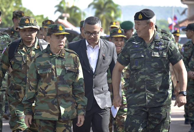 마오 소판 캄보디아 육군 총사령관(왼쪽)이 지난달 29일(현지시간) 태국 수린주의 국경 검문소에서 파나 끌레우블라우뚝 태국 육군 총사령관과 만나고 있다. AP연합뉴스