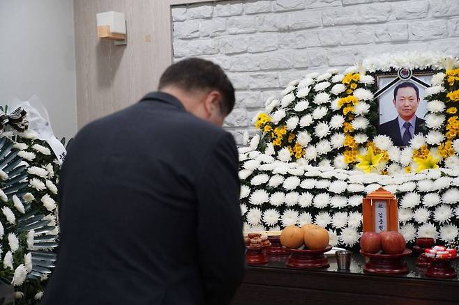 우원식 국회의장이 8일 충남 태안군보건의료원 상례원에 마련된 김충현씨 빈소를 찾아 조문하고 있다. 김씨는 지난 2일 태안화력발전소 정비동 기계공작실에서 CVP벤트 밸브 핸들을 선반 기계로 깎다 왼쪽 소매가 회전하는 기계에 말려들어가며 숨졌다. 공공운수노조 제공