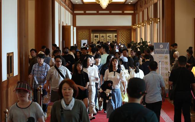 8일 서울 종로구 청와대를 찾은 관람객들이 본관 내부를 관람하고 있다.