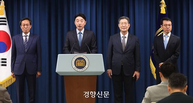 강훈식 대통령비서실장이 8일 서울 용산 대통령실청사 브리핑룸에서 인선 발표를 하고 있다. (왼쪽부터) 정무수석에 우상호 , 강 비서실장, 민정수석 오광수, 홍보수석 이규연. 대통령실사진기자단