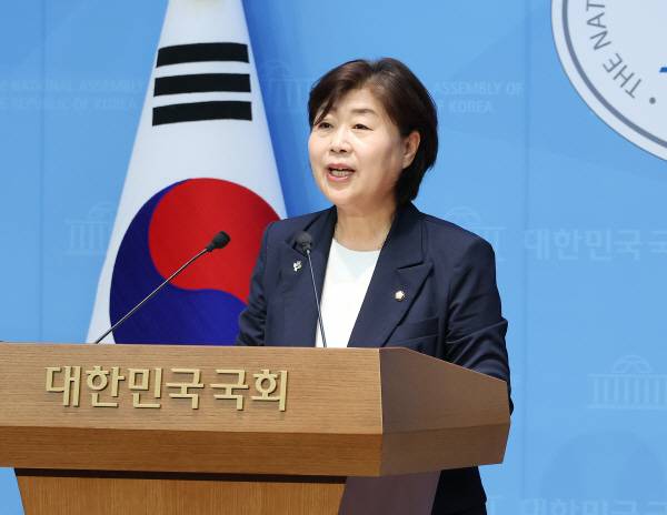 더불어민주당 차기 원내대표 선거에 출마한 서영교 의원이 8일 국회 소통관에서 현안 관련 기자회견을 열고 있다. 연합뉴스