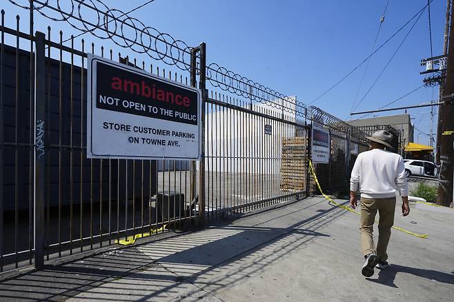 A man stands outside a business where federal immigration authorities conducted an operation on Friday in Los Angeles. (AP-Yonhap)