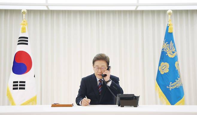 이재명 대통령이 지난 6일 서울 한남동 관저에서 도널드 트럼프 미국 대통령과 전화 통화를 하기 위해 수화기를 들고 있다. 연합뉴스