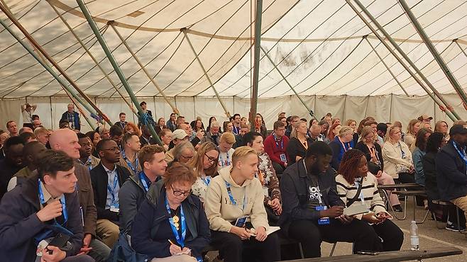 핀란드 헬싱키 아이스홀 외부에 설치된 텐트에서 '젠지, 알파세대, 그 이후'를 주제로 한 워크숍이 열리고 있다.
