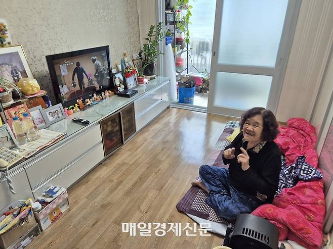 서울 서초구 우면동에 홀로 거주하는 김옥성 씨(80)가 방 내부 조명을 켜기 위해 인공지능(AI) 음성 스위치에 “서초야 불 켜줘”라고 얘기하고 있다. 차창희 기자