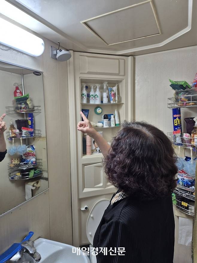 서울 서초구 우면동에 홀로 거주하는 김옥성 씨(80)가 화장실 내부에 설치된 낙상 방지용 사물인터넷(IoT) 기반 스마트 센서를 가리키고 있다. 차창희 기자