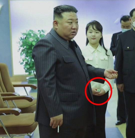 김정은 북한 국무위원장의 담배를 들고 있는 가운데 그의 딸 김주애가 두 손으로 성냥갑을 들고 있다. 조선중앙TV 캡처