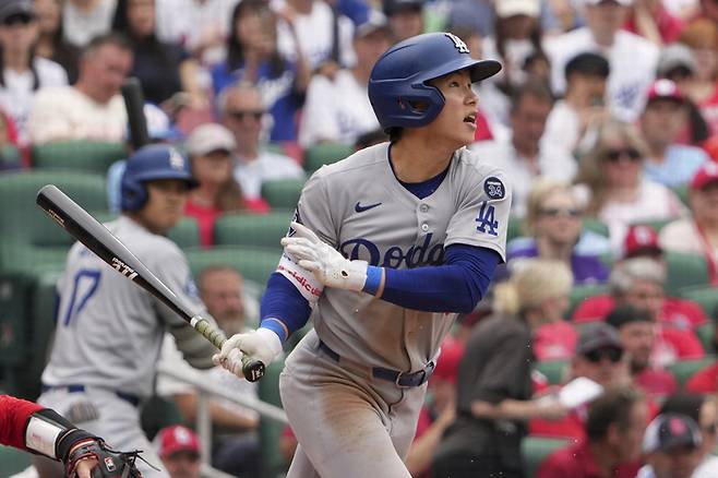 김혜성이 8일 세인트루이스와 MLB 경기에서 7회초 타격한 공을 바라보고 있다. AP연합뉴스