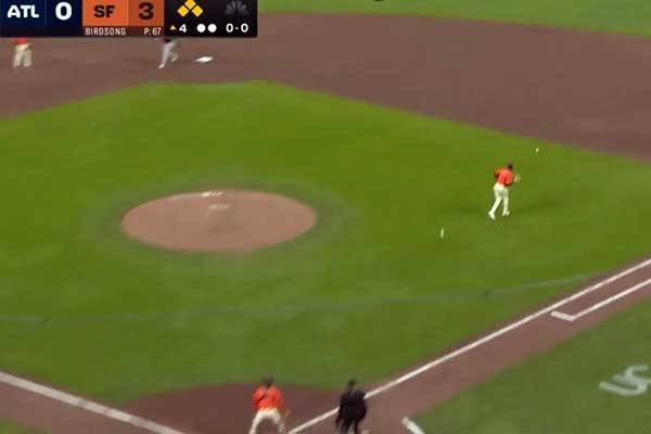 7일(한국시간) 애틀란타와 샌프란시스코 경기에서는 경기 도중 공이 날아드는 사고가 발생했다. 사진= 중계화면 캡처.