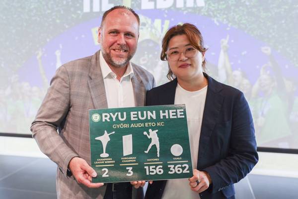 사진 류은희가 자신의 업적이 담긴 액자를 받고 있다. 사진 출처=교리 아우디