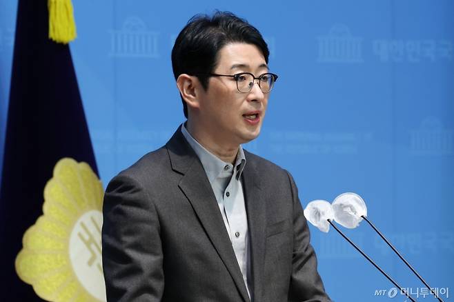 (서울=뉴스1) 이광호 기자 = 국민의힘 법률자문위원장인 주진우 의원이 16일 오후 서울 여의도 국회 소통관에서 더불어민주당 카톡 검열 고발 관련 기자회견을 열고 "민주당은 국민을 상대로 검열하고 협박하는 짓을 멈춰야 한다"고 말하고 있다. 2025.1.16/뉴스1 Copyright (C) 뉴스1. All rights reserved. 무단 전재 및 재배포, AI학습 이용 금지. /사진=(서울=뉴스1) 이광호 기자