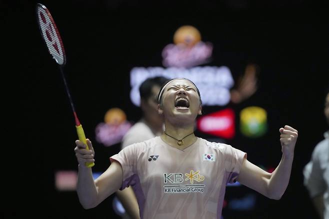 안세영(1위)이 8일(현지시간) 인도네시아 자카르타 이스토라 스타디움에서 열린 세계배드민턴연맹(BWF) 월드투어 슈퍼 1000 인도네시아 오픈 여자 단식 결승에서 왕즈이(2위·중국)를 꺾은 후 포효하고 있다.