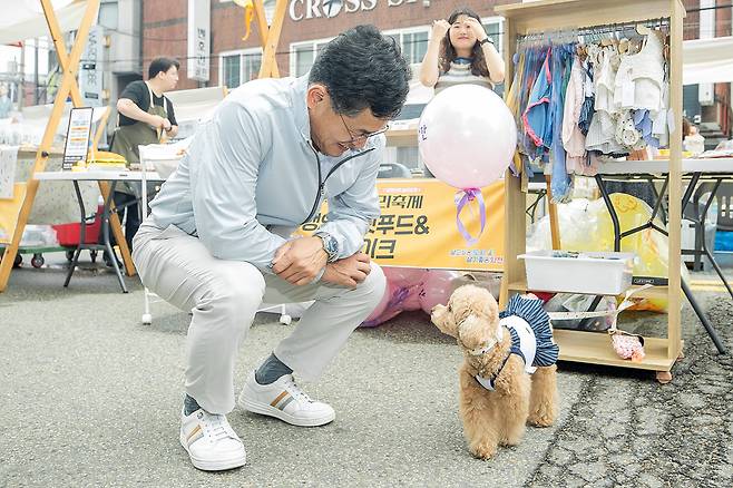 이기재 양천구청장 애완견 돌보기