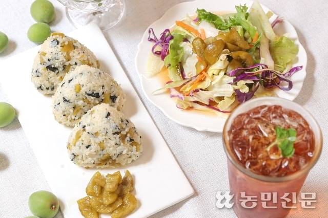 새콤한 매실은 청이나 장아찌로 만들어 다양한 음식에 활용한다. 왼쪽부터 시계 방향으로 매실장아찌 주먹밥, 장아찌를 올리고 매실청 드레싱을 뿌린 샐러드, 매실청 음료. 백승철 프리랜서 기자