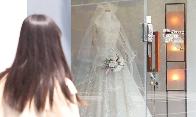 한 웨딩드레스 판매점에 웨딩 드레스가 전시되어있다. 연합뉴스