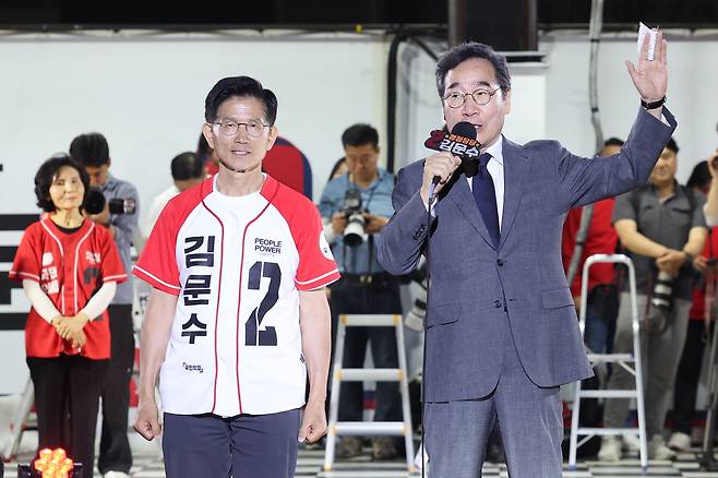 새미래민주당 이낙연 상임고문이 2일 서울 중구 서울시청 광장에서 열린 국민의힘 김문수 대선 후보 파이널유세에서 지지호소를 하고 있다. 뉴시스