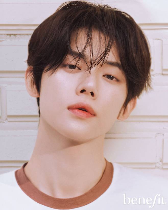 투모로우바이투게터 연준이 특유의 눈길로 화보를 빛냈다. 베네피트 제공