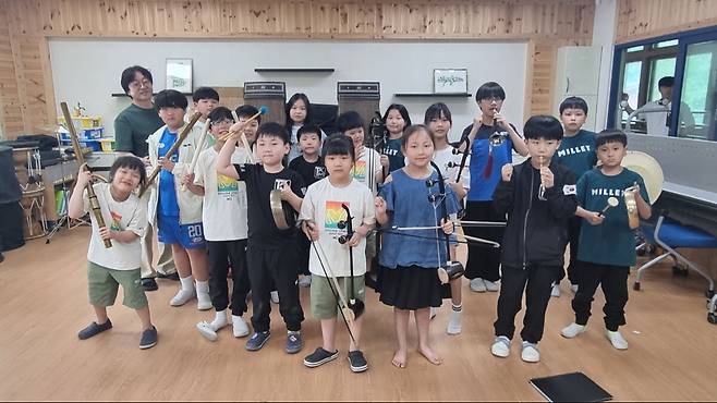 7일 오전 제천시 금성초등학교 국악관현악단 학생들이 최병일 교장(뒷줄 맨 왼쪽)과 기념촬영을 하고 있다.