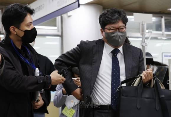 허위사실 유포에 따른 공직선거법 위반 혐의로 기소된 이재명 더불어민주당 대표에 대한 첫 공판준비기일인 18일 오전 서울 서초구 서울중앙지방법원에서 이 대표측 변호인 이승엽 변호사가 법정을 나서며 취재진의 질문을 받고 있다./뉴스1